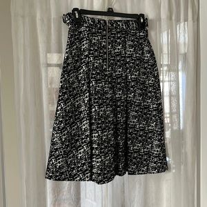 🤩Black and white H&M skirt - worn a couple of times